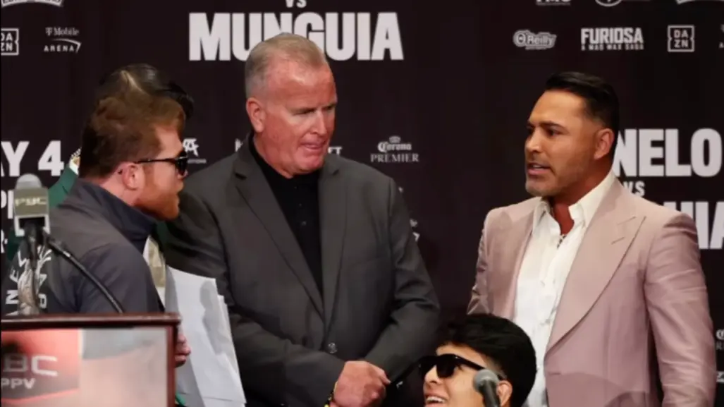 Canelo Álvarez estalla contra De la Hoya en conferencia de prensa