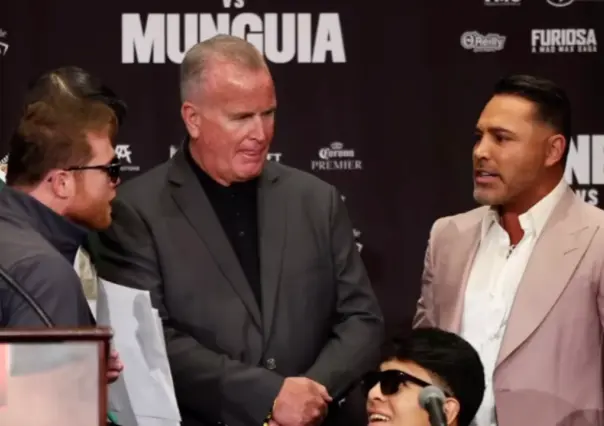 Canelo Álvarez estalla contra De la Hoya en conferencia de prensa