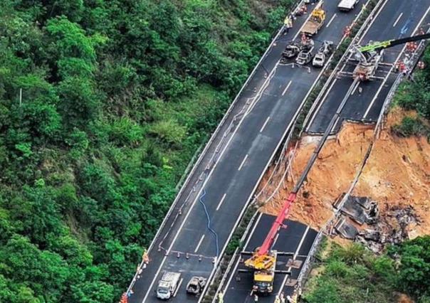 China: Derrumbe de carretera deja más de 20 muertos y 30 heridos