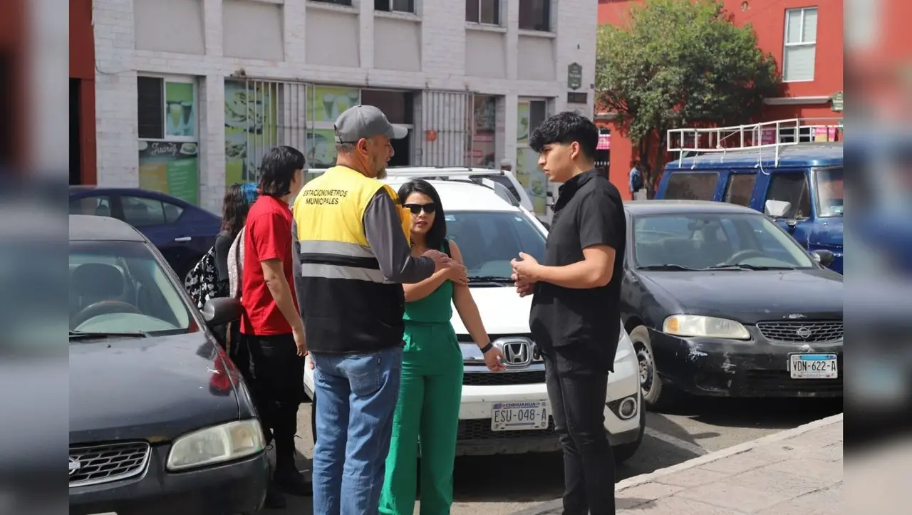 Trabajador de Estacionometros Municipales realizando sus labores cotidianas. Foto: Cortesía.