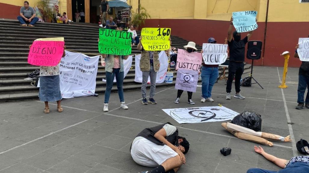 Protestan con performance familiares de periodistas asesinados en Plaza Lerdo