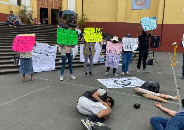 Protestan con performance familiares de periodistas asesinados en Plaza Lerdo