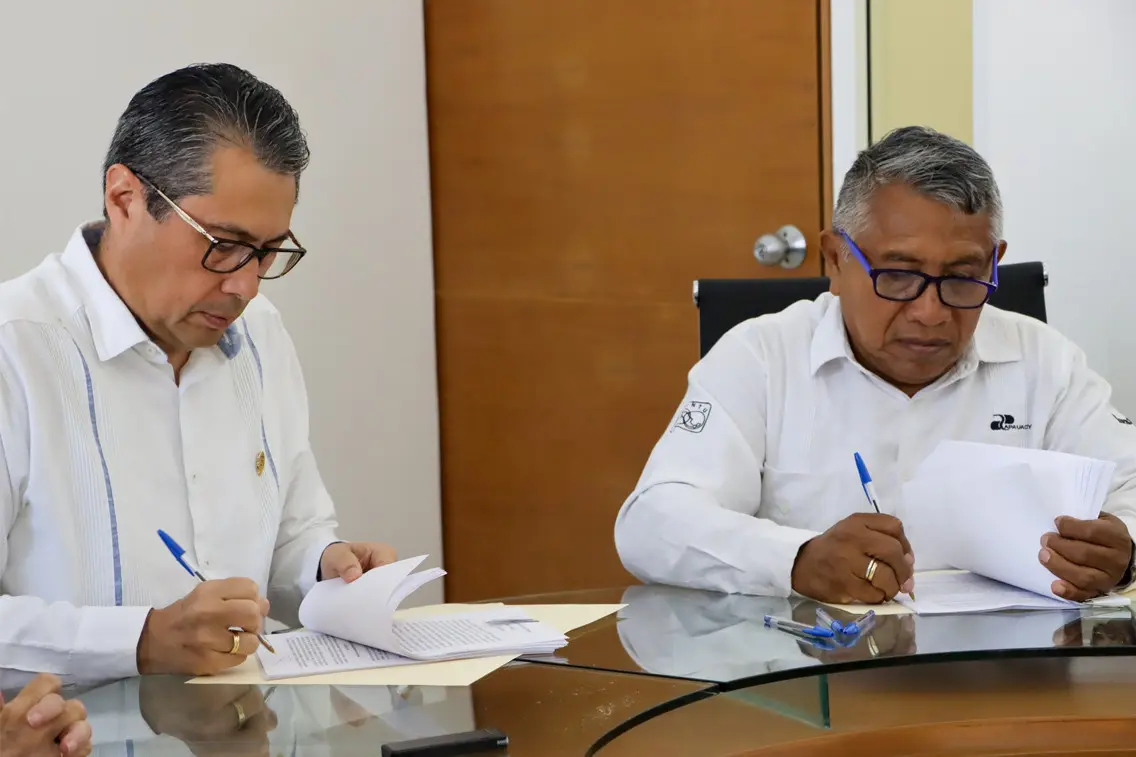 La jornada de ayer martes se hizo oficial el incremento salarial para trabajadores de la Uady luego que se realizara la firma del acuerdo.- Foto de la Uady