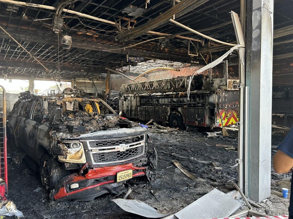 Un camión de bomberos y una camioneta quedaron destruidas tras el incendio en la Estación 164 de Bomberos de Huntington Park, condado de Los Ángeles, California. Foto: X @SupJaniceHahn