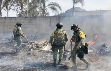 Militares le entran al combate al fuego, apagan incendio en Chalco (VIDEO)