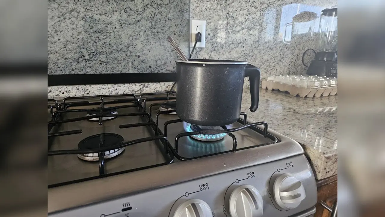 Una olla calentándose sobre el fuego. Foto: Luis Lozano.