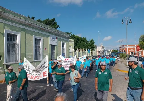 Yucatecos marchan por el Día del Trabajo en el primer cuadro de Mérida