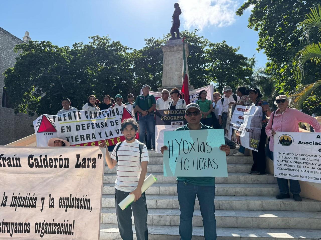 Trabajadores de diversas agrupaciones sindicales se reunieron en el parque Hidalgo de Mérida para exigir mejores condiciones laborales en el marco del Día del Trabajo.- Fotos de Irving Gil