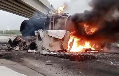 Vuelca pipa con diésel y se incendia en la autopista a Reynosa en Cadereyta