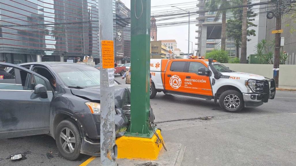 2 mujeres y 2 niños resultan lesionados en accidente vial en Monterrey (VIDEO)