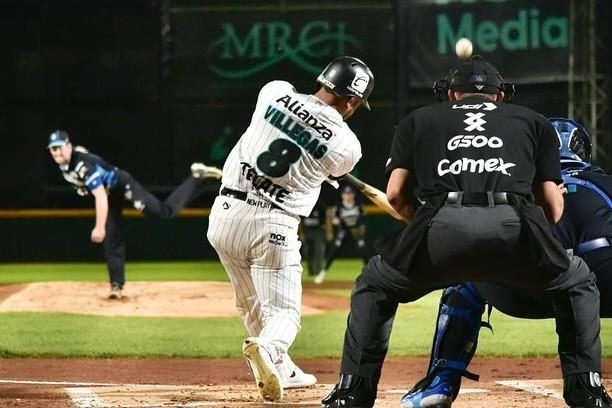 Fernando Villegas jugador de Saraperos de Saltillo realizando su turno al bat. (Fotografía Redes Sociales Club Saraperos de Saltillo)