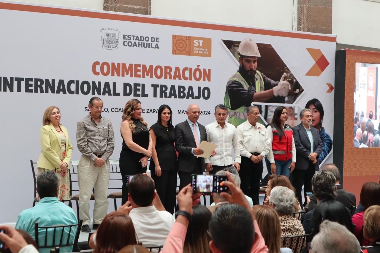 Funcionarios en Saltillo durante la conmemoración del Día del Trabajo (Fotografía: Édgar Romero)