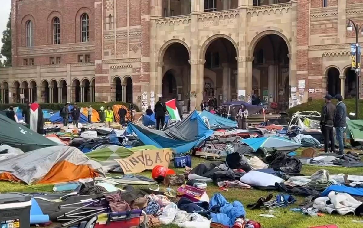 Un campamento propalestino fue desmantelado en la Universidad de California en Los Ángeles. Foto: X @kbar57