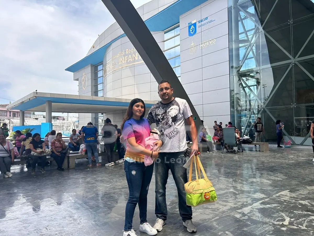 La bebita Belia Maya y sus padres tras ser dada de alta del Hospital Meterno Infantil en la colonia San Rafael, en el municipio de Guadalupe, Nuevo León. Foto: Rosy Sandoval