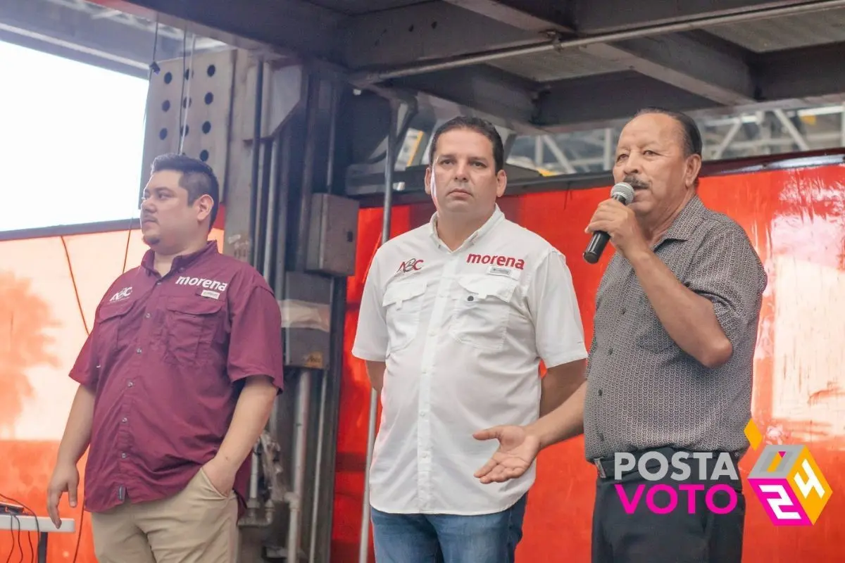 En el pódium el morenista Arturo Benavides candidato de la coalición “Sigamos Haciendo Historia” a la alcaldía de Guadalupe, junto a otros dos simpatizantes del partido. Foto: Coalición “Sigamos Haciendo Historia”