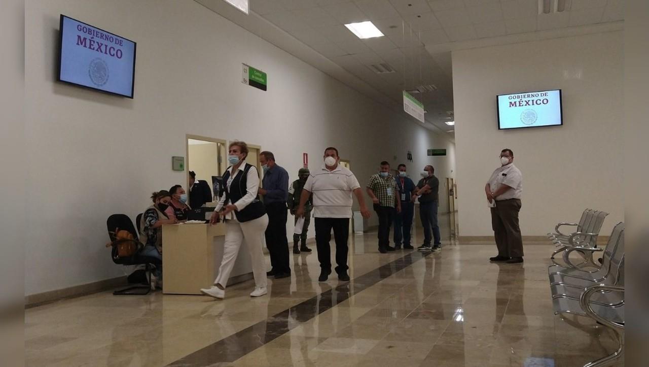 Personas y trabajadores en una sala de espera de un Hospital. Foto: Especial/POSTAMX.