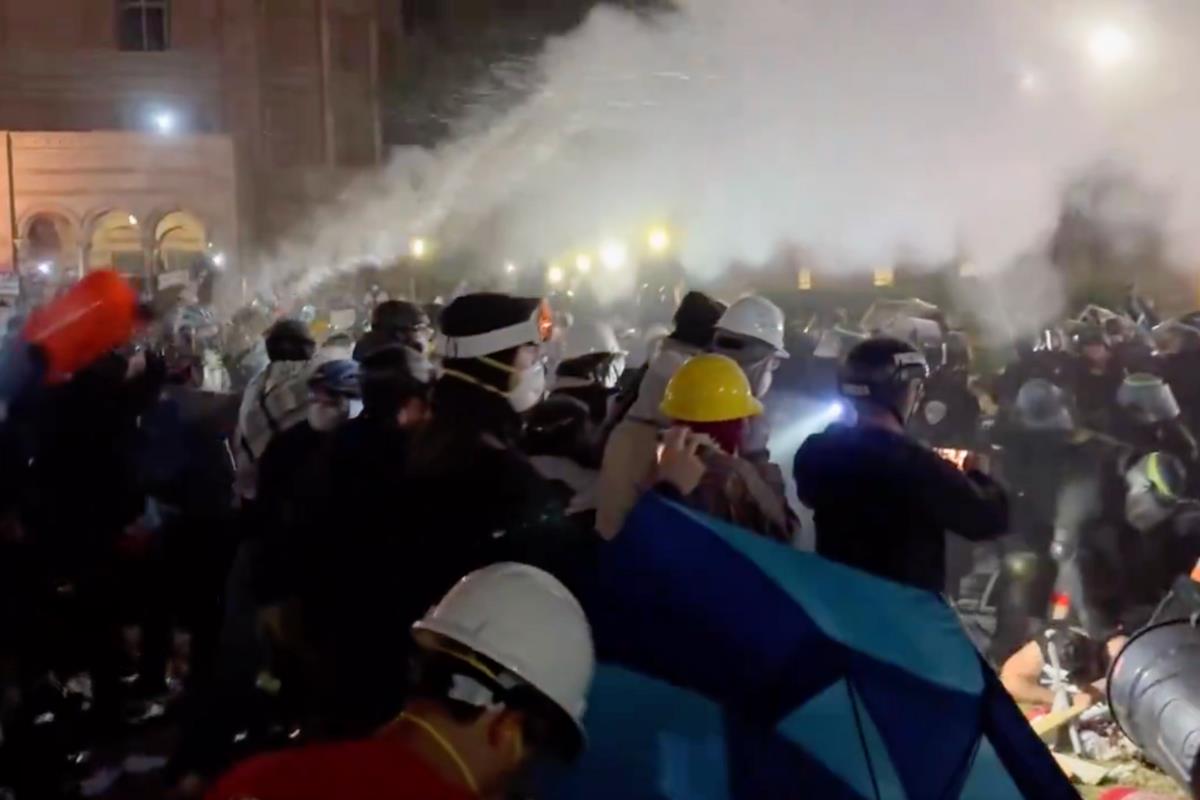 Policias desalojan campamento propalestino en la UCLA. Captura de pantalla/@AnthonyCabassa