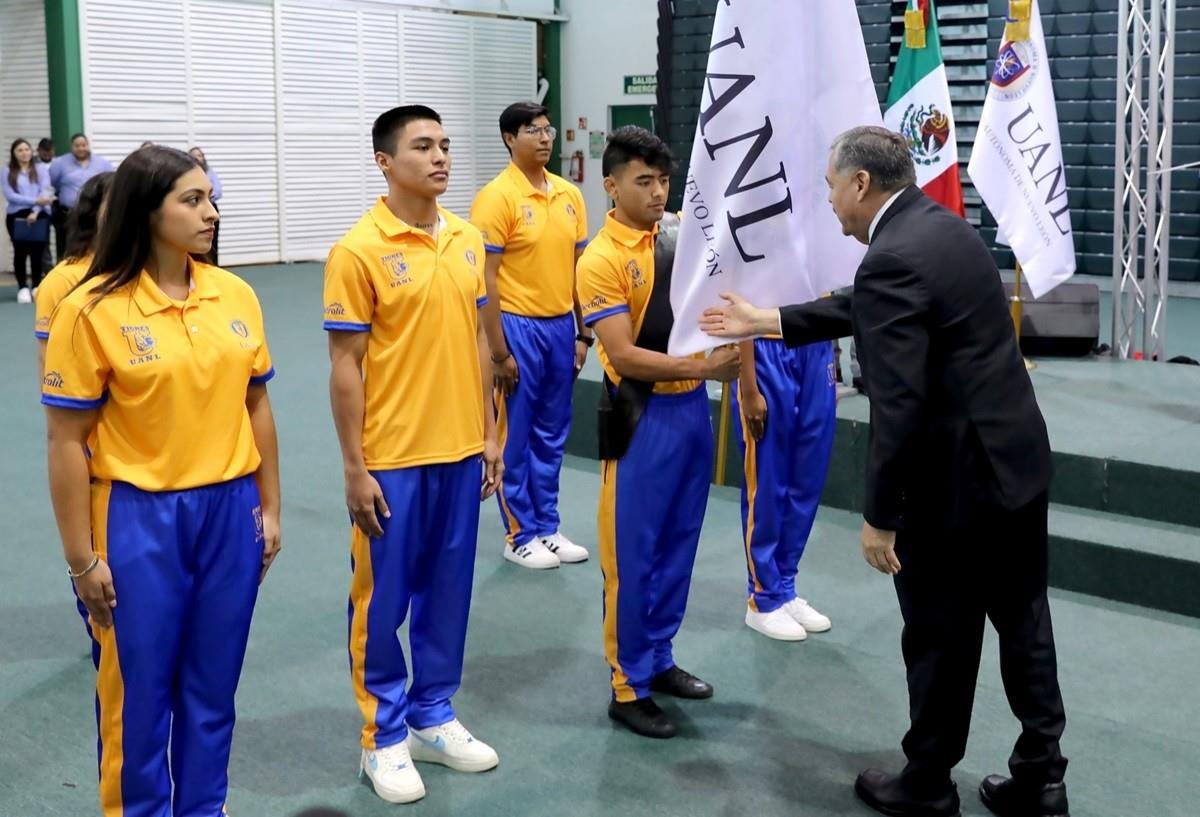 Abandera Santos Guzmán a deportistas Tigres para la Universiada Nacional 2024
