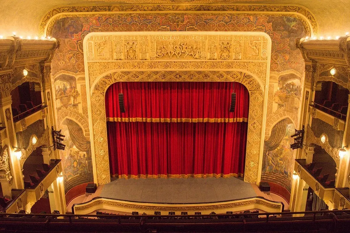 El teatro lleva el nombre de Isauro Martínez, un destacado músico y compositor lagunero, que dejó un legado imborrable en la música mexicana. (Fotografía: Teatro Isauro Martínez)