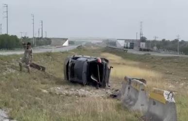 Vuelca auto en Ciénega de Flores; hay un lesionado