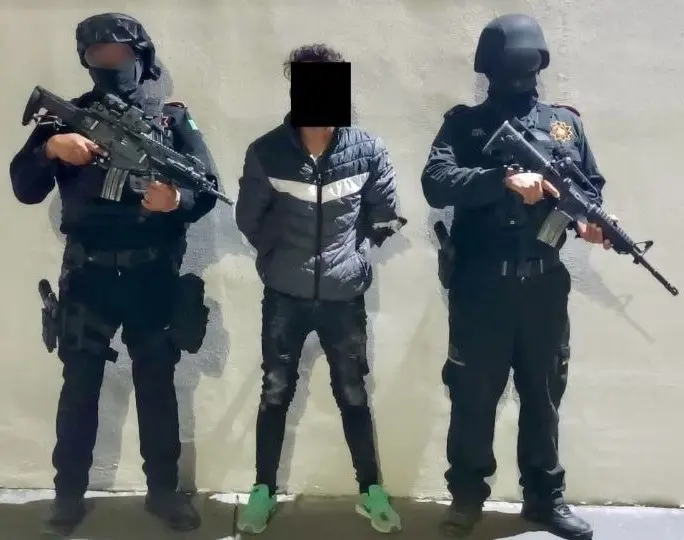 El detenido Jesús N junto a los elementos de Fuerza Civil luego de su arresto. Foto: Grupo de Coordinación para la Seguridad de Nuevo León.