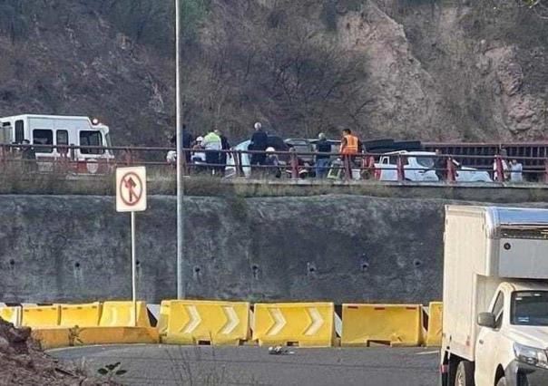 Autopista México-Querétaro: Tráiler vuelca y causa acentamiento vial