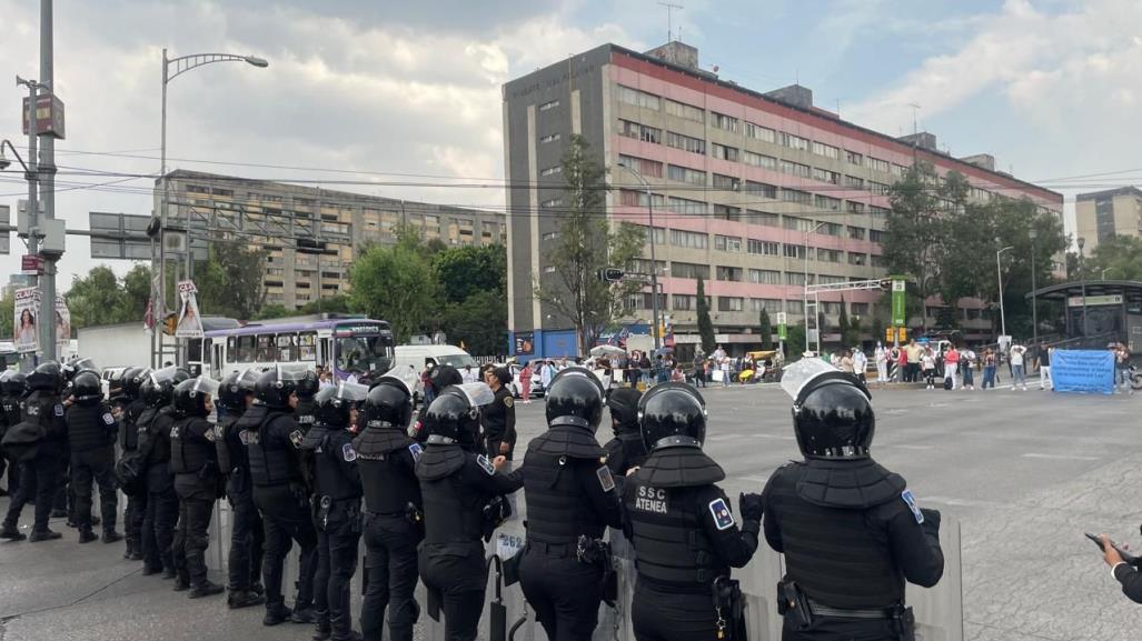 ¡Bloquean Insurgentes! Personal médico de Sedesa exige basificación