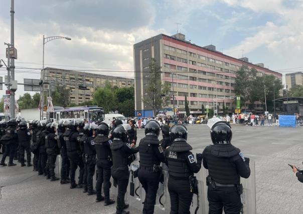 ¡Bloquean Insurgentes! Personal médico de Sedesa exige basificación