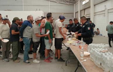 Autoridades rescatan a 208 migrantes abandonados en bodega