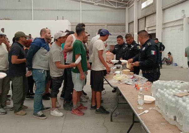 Autoridades rescatan a 208 migrantes abandonados en bodega