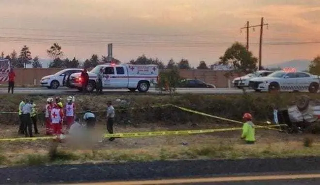 Tragedia en la autopista Toluca-Atlacomulco: Menor fallece en volcadura