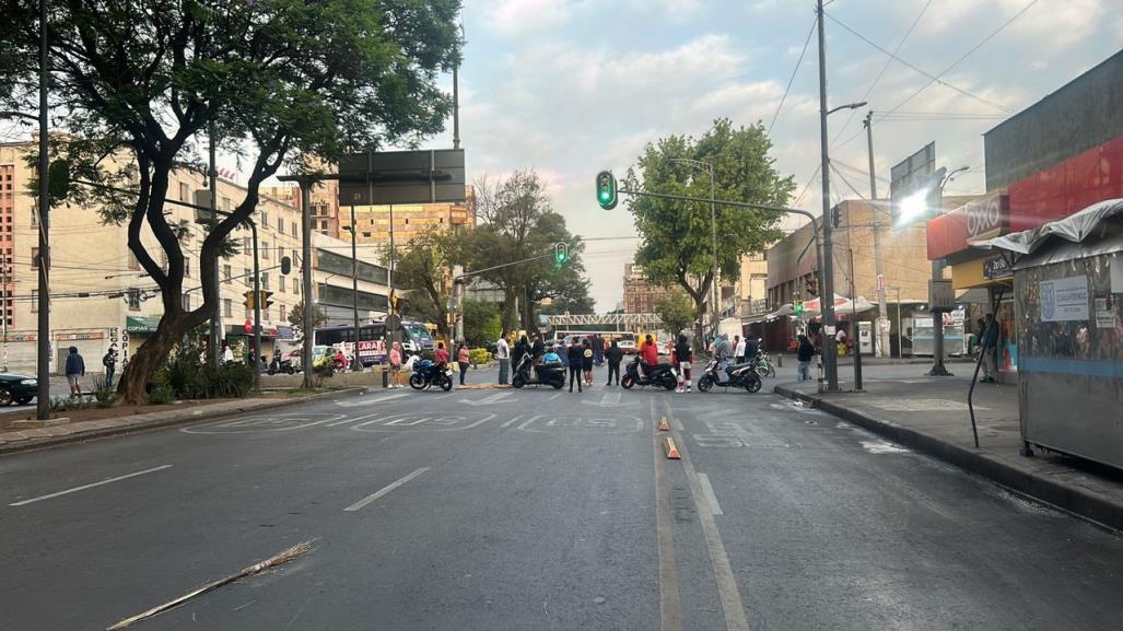 Intento de desalojo hace que vecinos cierren Fray Servando, exigen dialogo