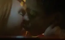 Llueven críticas contra Chucky por beso con el muñeco; argumentan pedofilia