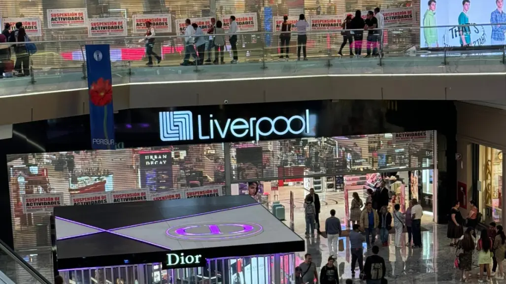 Clausuran tienda Liverpool en Perisur con personas adentro