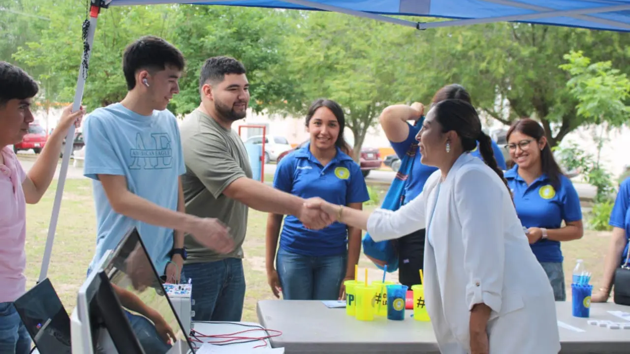 Comunidad estudiantil con la titular del instituto de la juventud, Daniela Rdz / Foto: Gobierno de Jiménez