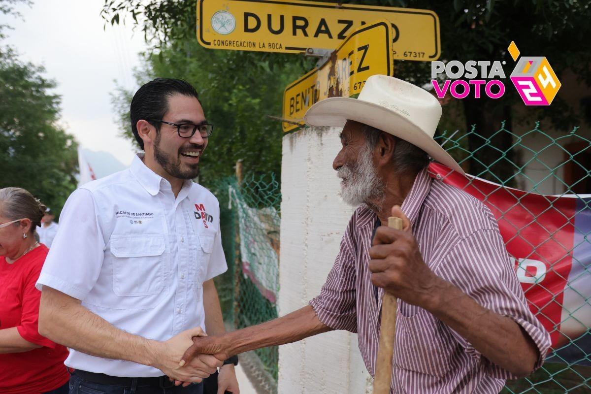 El candidato del PRI, PAN y PRD a la alcaldía de Guadalupe, José Luis Garza Ochoa, firmó sus compromisos de campaña. Foto: Armando Galicia