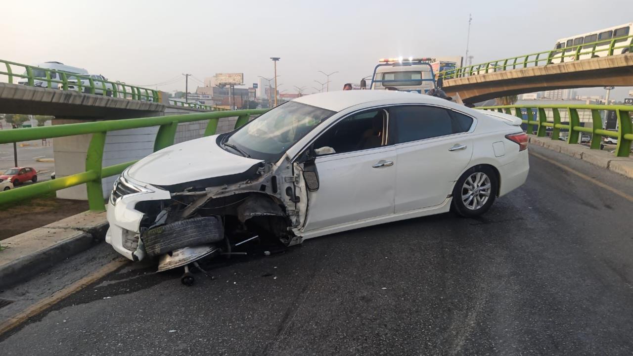 Impacto frontal del vehículo Nissan Blanco sobre el bulevar Nazario Ortíz / Foto: Redes Sociales