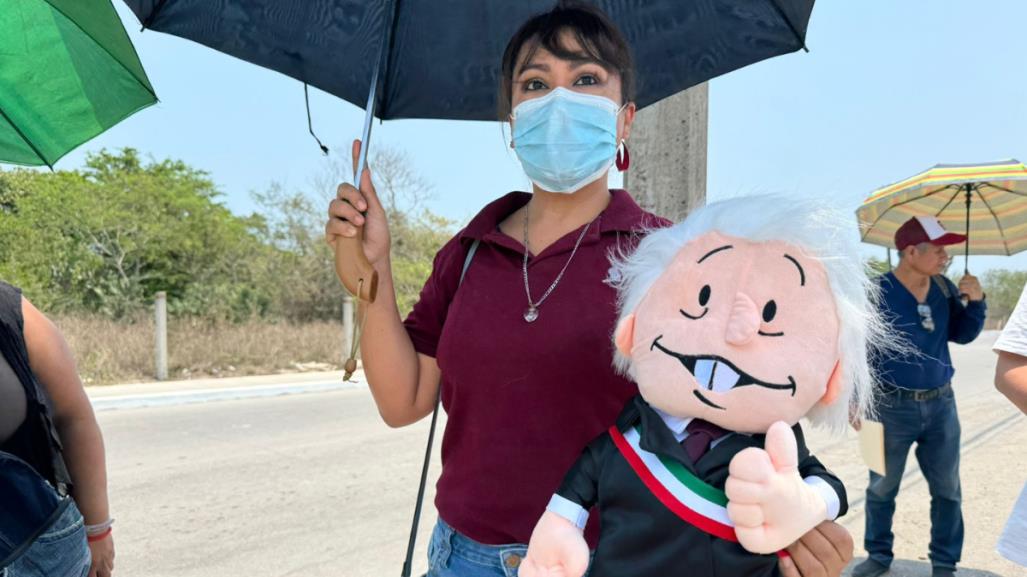 Abigail soporta altas temperaturas para que AMLO le firme un peluche