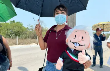 Abigail soporta altas temperaturas para que AMLO le firme un peluche