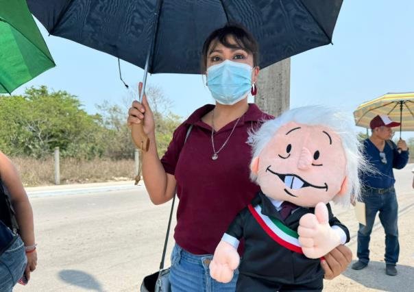 Abigail soporta altas temperaturas para que AMLO le firme un peluche