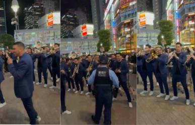 Banda el Recodo arma fiestón en plena vía pública de Japón y policía los calla.