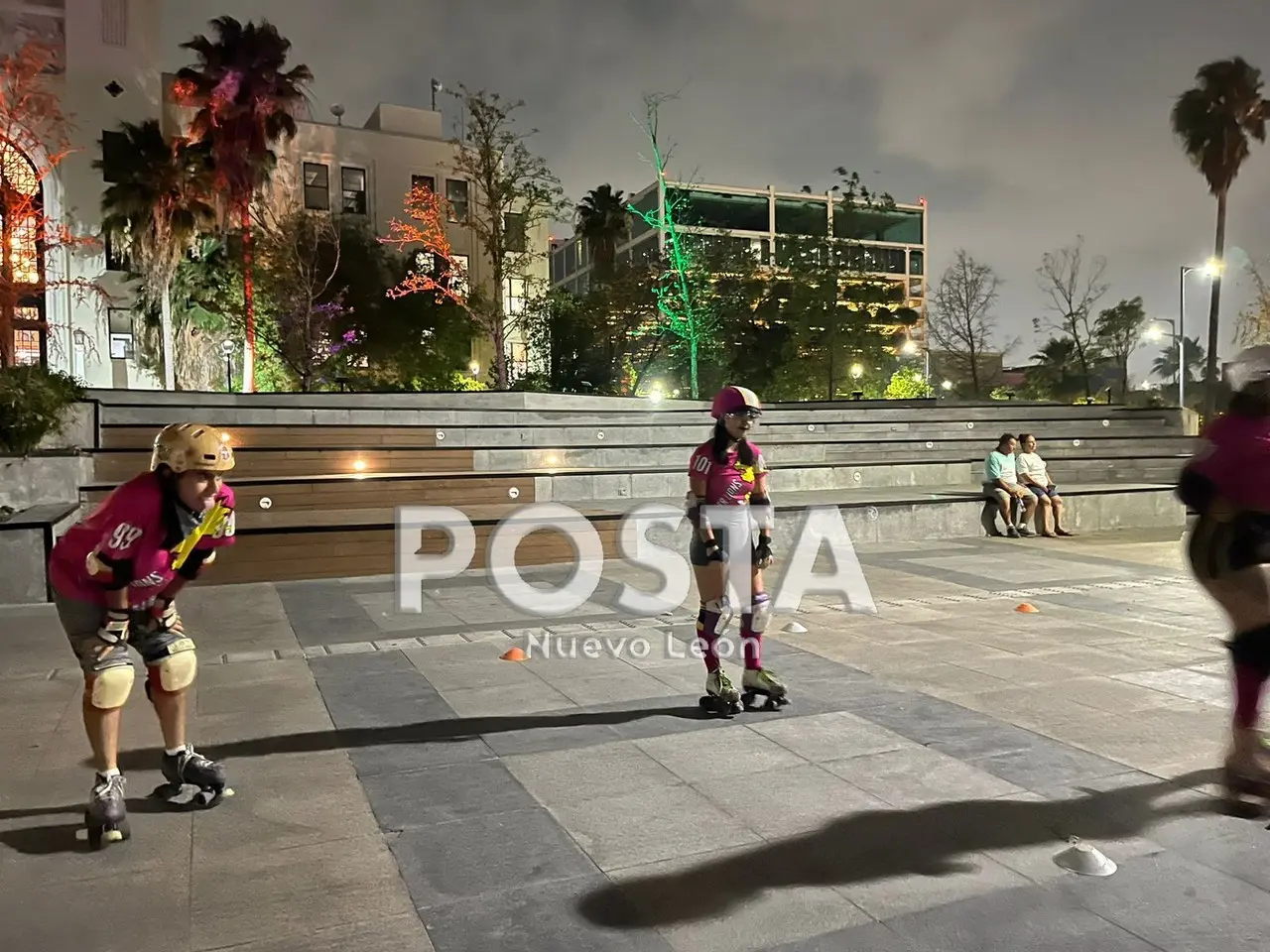 Jóvenes praticando el Roller Derby en la explanada de Palacio de Gobierno en Monterrey. Foto: Rafael Enríquez