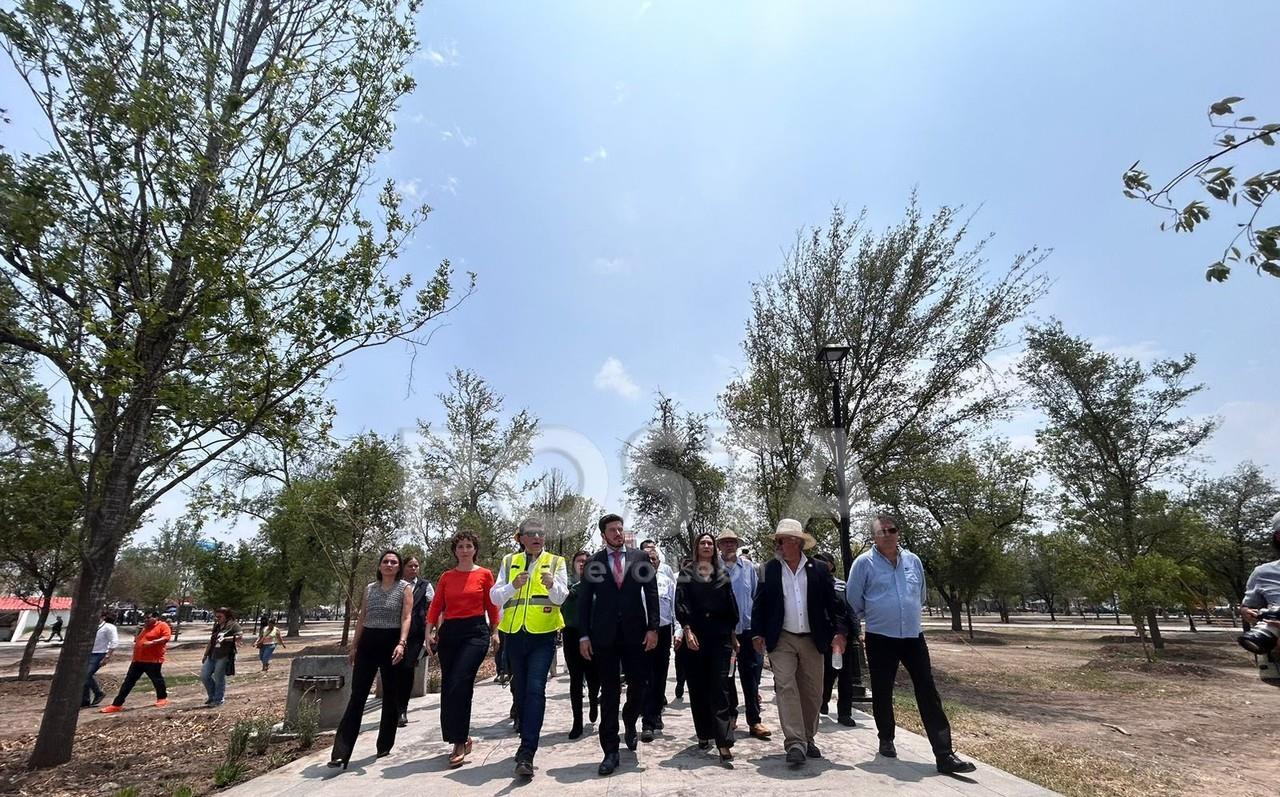 El gobernador Samuel García Sepúlveda, recorre la Alameda Mariano Escobado tras la primera etapa de rehabilitación. Foto: Rosy Sandoval