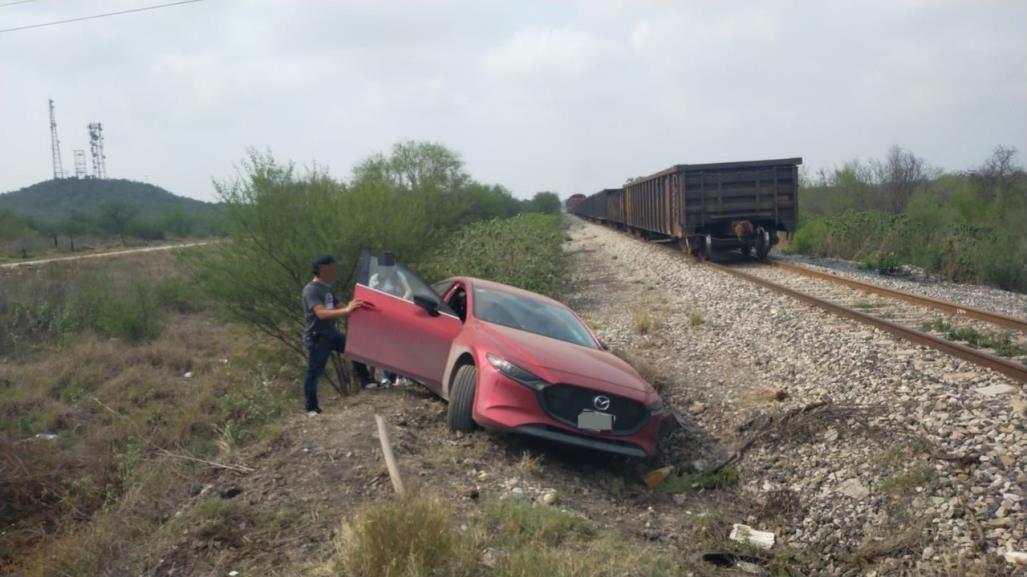 Vehículo se impacta contra ferrocarril en carretera Victoria - Monterrey