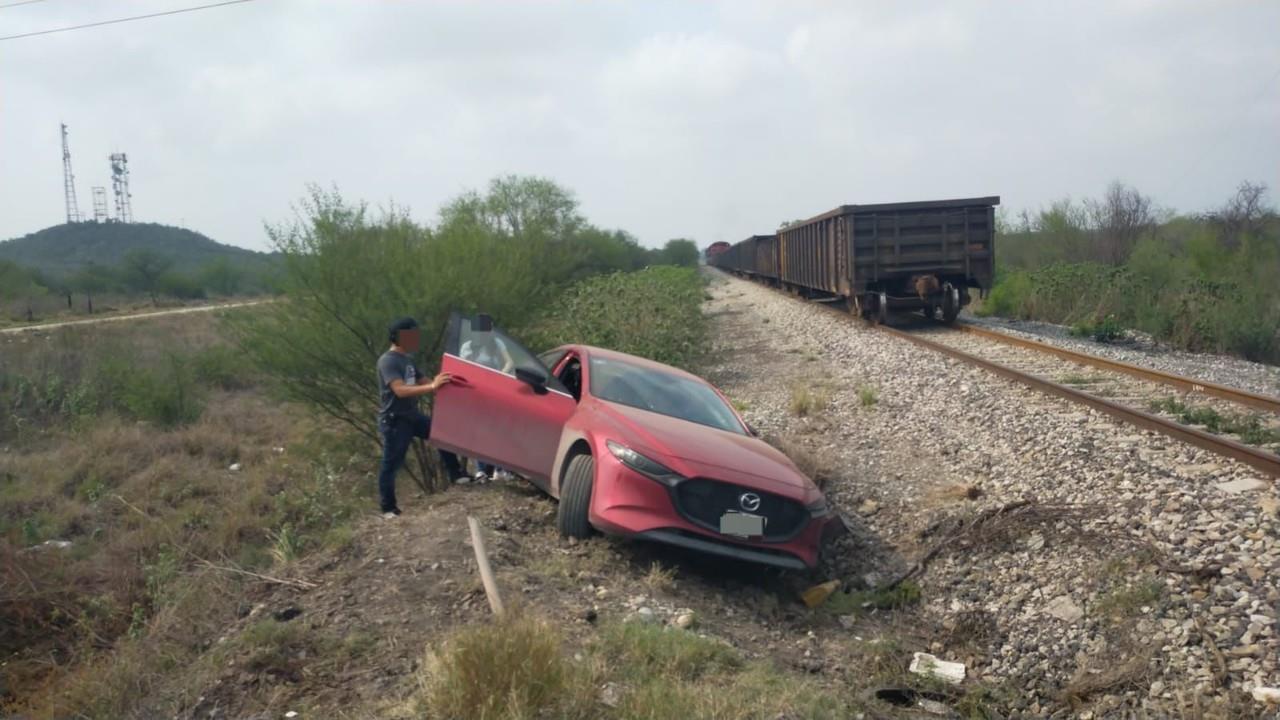 Así quedó el vehículo que impactó el ferrocarril en carretera Victoria - Monterrey. Foto: SSPT