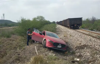 Vehículo se impacta contra ferrocarril en carretera Victoria - Monterrey