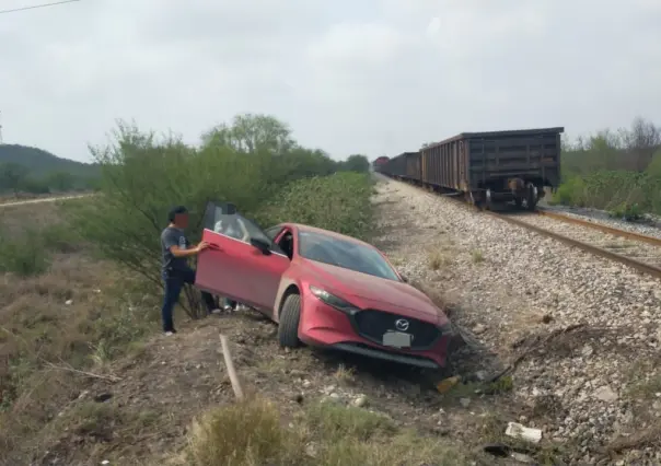 Vehículo se impacta contra ferrocarril en carretera Victoria - Monterrey