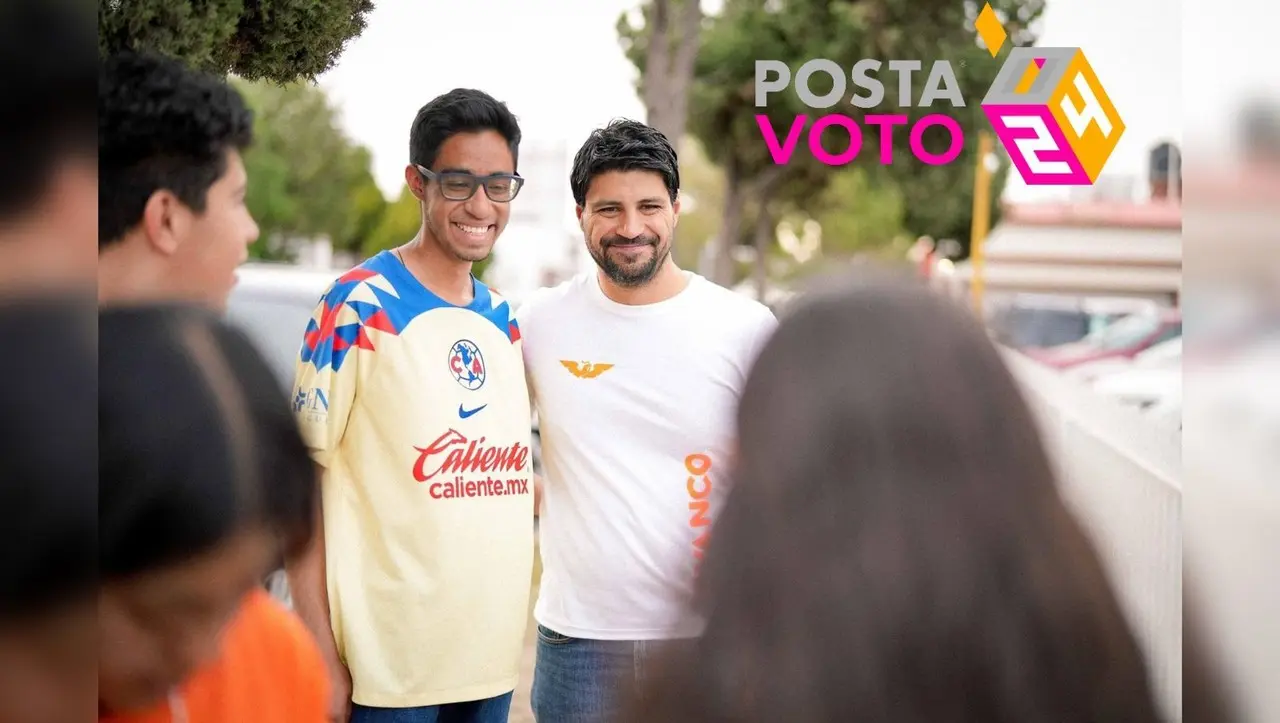 Martín Vivanco posando para una fotografía junto a un joven con playera del América. Foto: Facebook Martín Vivanco.