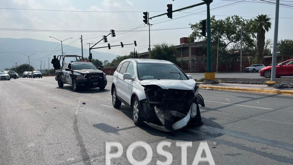 Impacta mujer su auto contra camión de bomberos