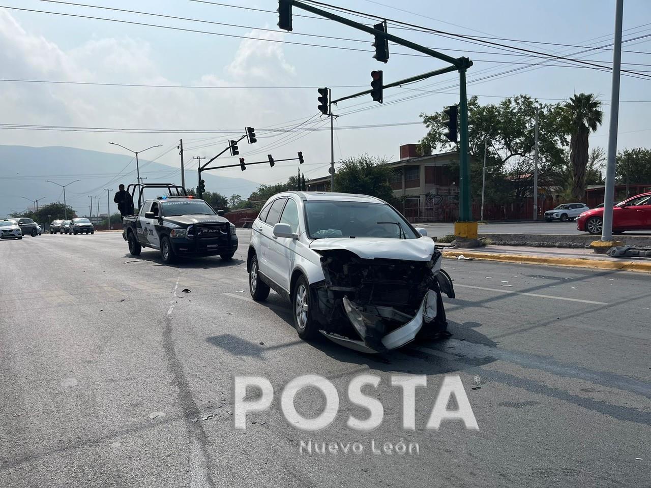 Impacta mujer su auto contra camión de bomberos